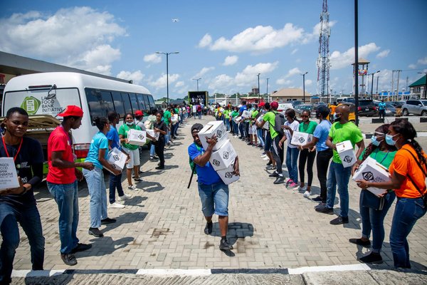 Explorez le charme des objets mini vintage à la mode.